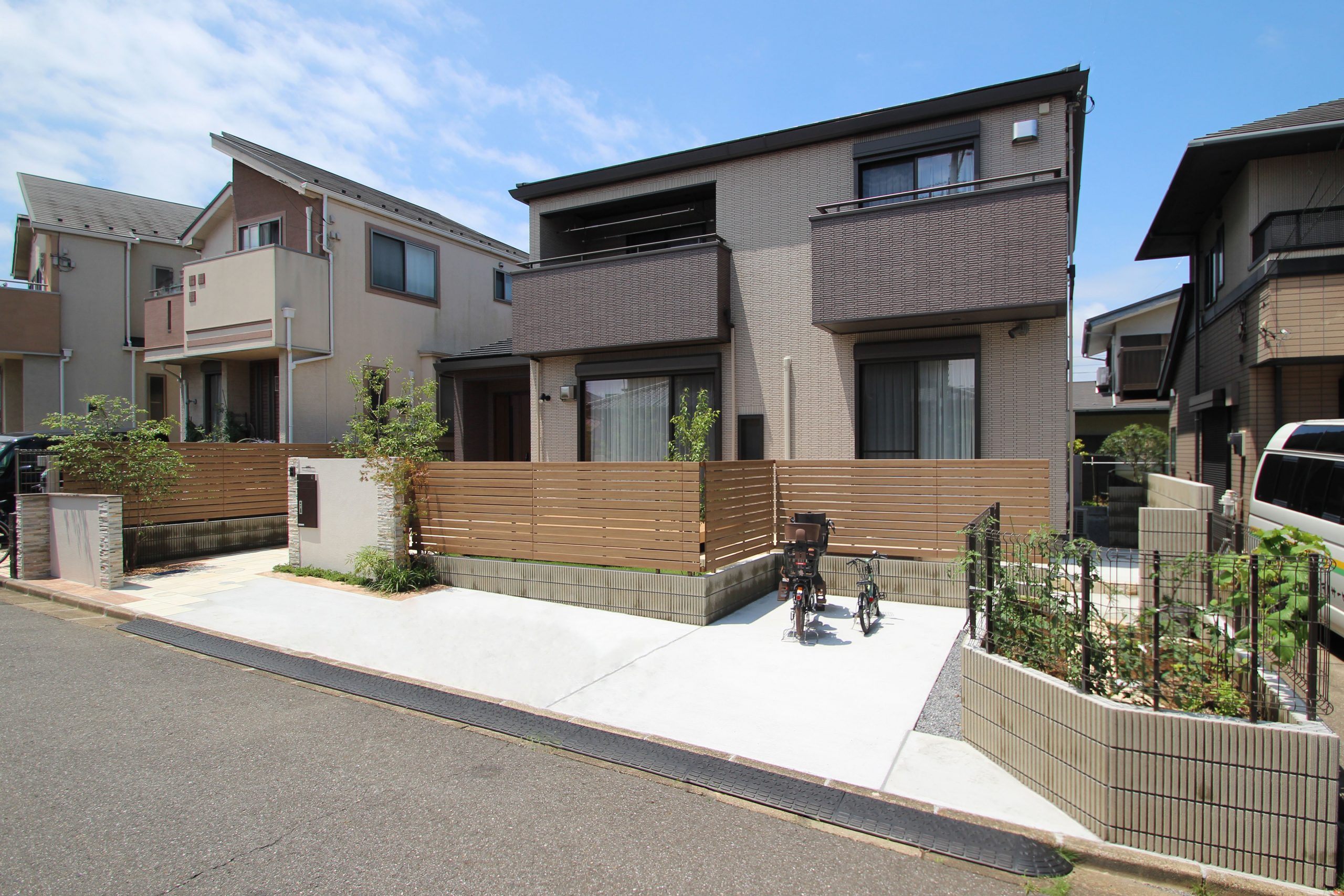 リクシル　エクステリアコンテスト2020入選作品。<br>蝉時雨に包まれる砂岩の石畳み。<br>上品エレガントな素材感。15